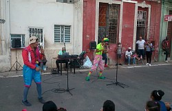 Junto al payaso Tanriko en La peña de Tilón en La Habana Vieja