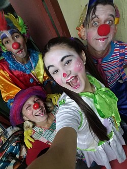En camerino con varios artistas de Divertipayaseando